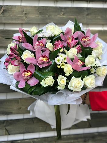 Букет цветов из: Розы и Хризантемы в Радужный