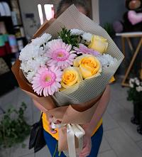 Букет цветов из:  Герберы, Розы и Хризантемы в Радужный
